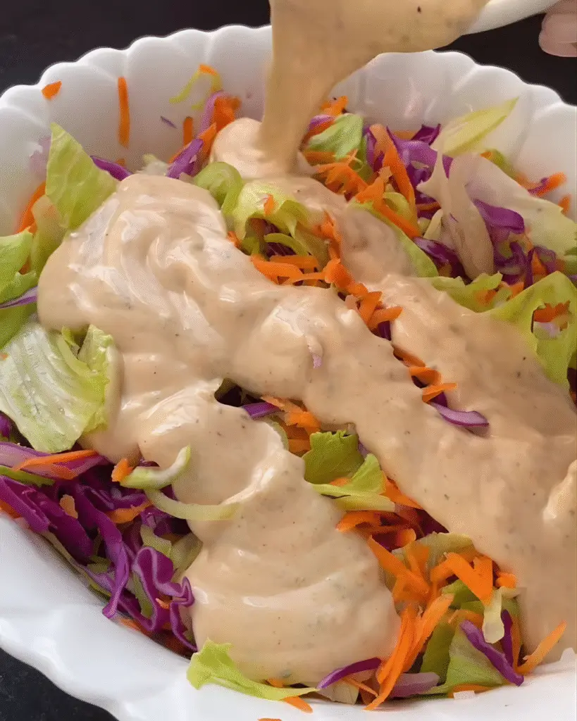 Ensalada variada con salsa casera