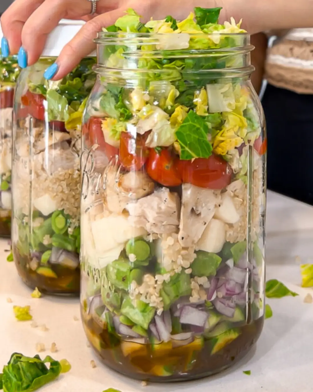Ensalada mediterránea en tarro con salsa agridulce