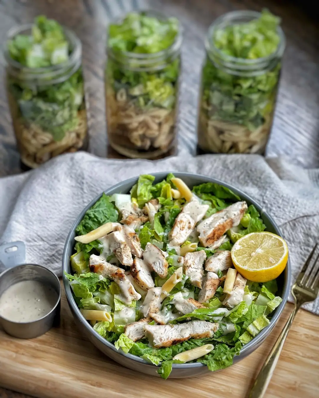 Ensalada toscana en tarro con salsa siciliana