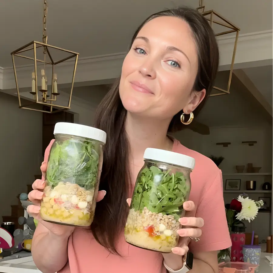 Aurora Prado, nutricionista, con dos ensaladas en tarro