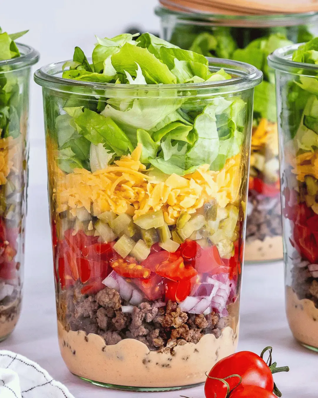 Ensalada estilo burger en tarro con salsa especial