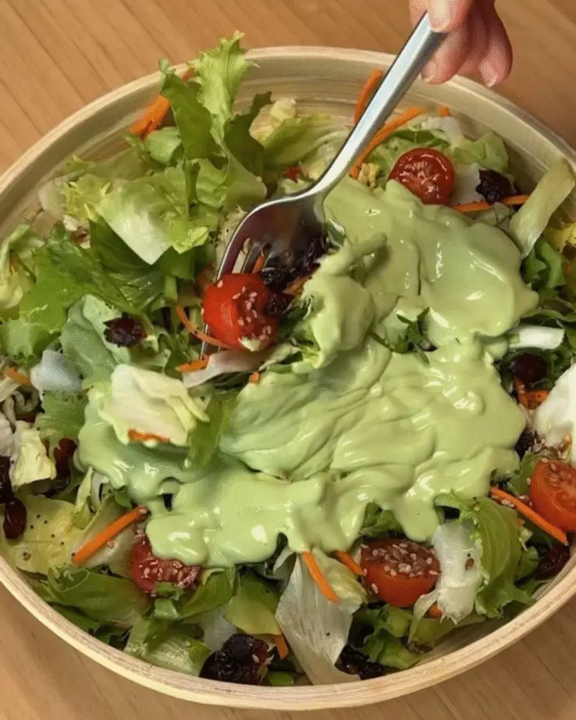 Ensalada fresca con salsa casera de aguacate