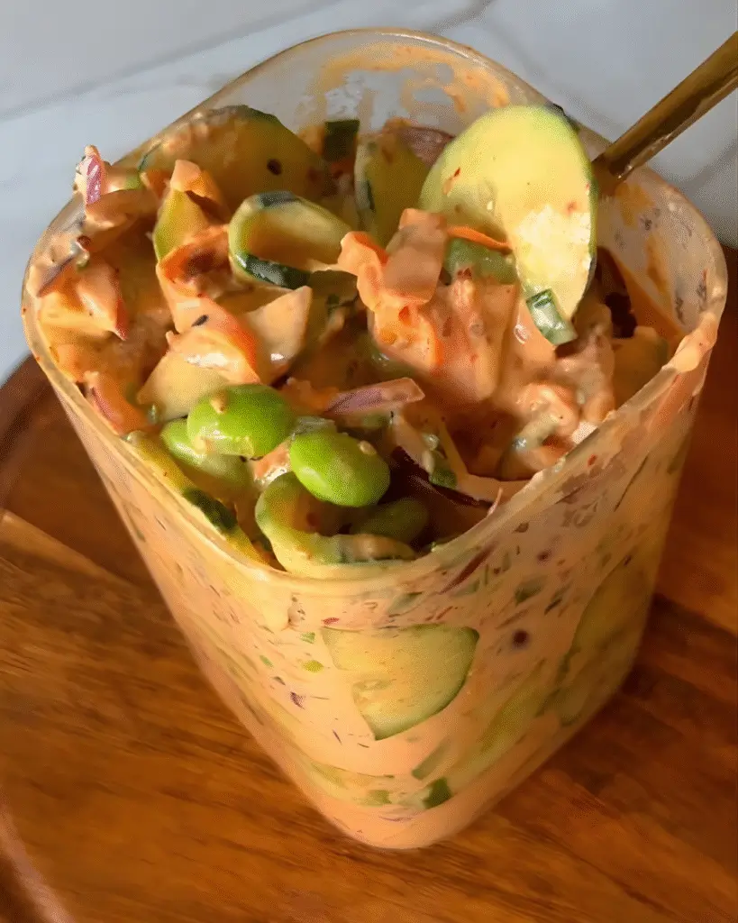 Ensalada preparada con salsa irresistible