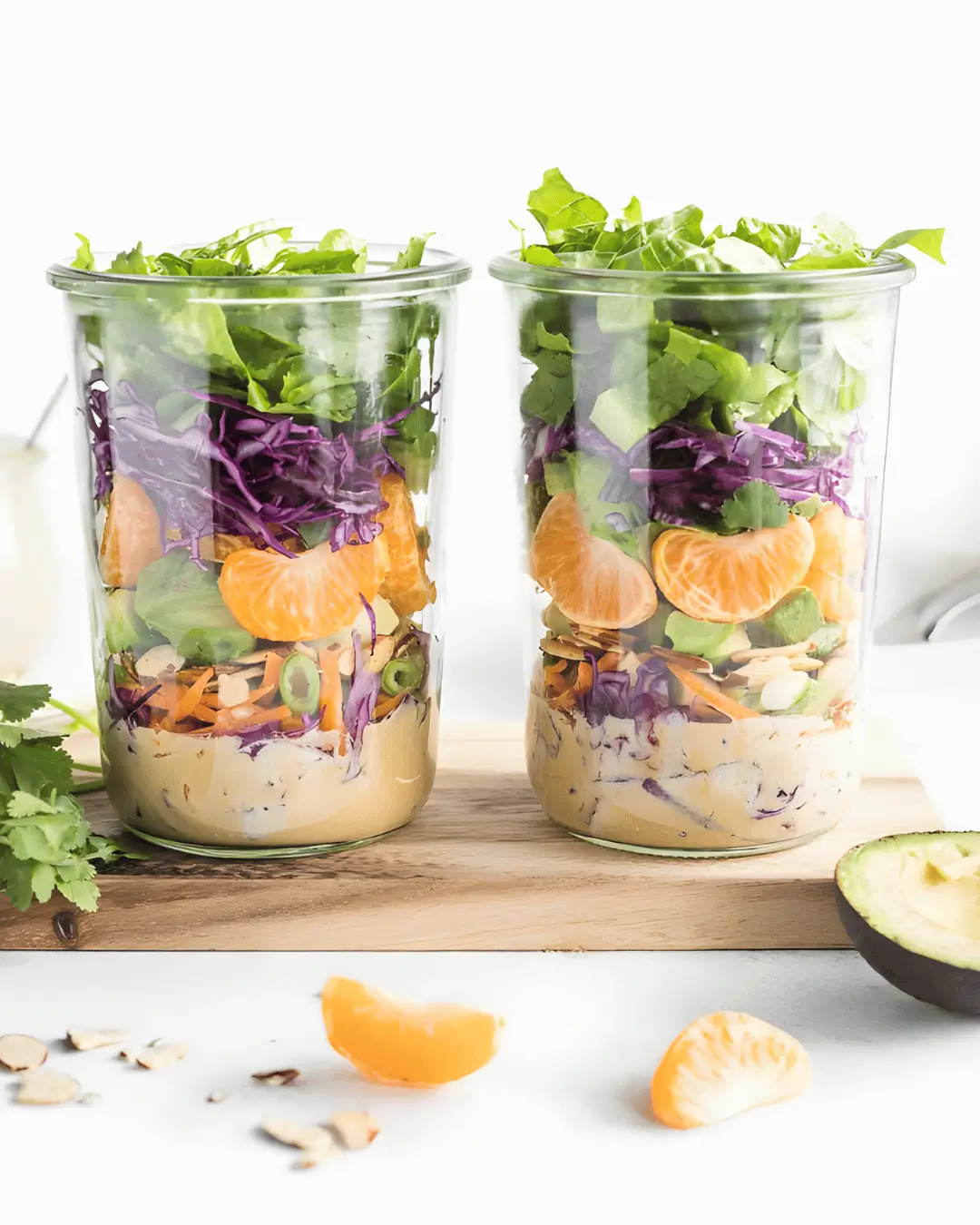 Ensalada refrescante en tarro con salsa cítrica