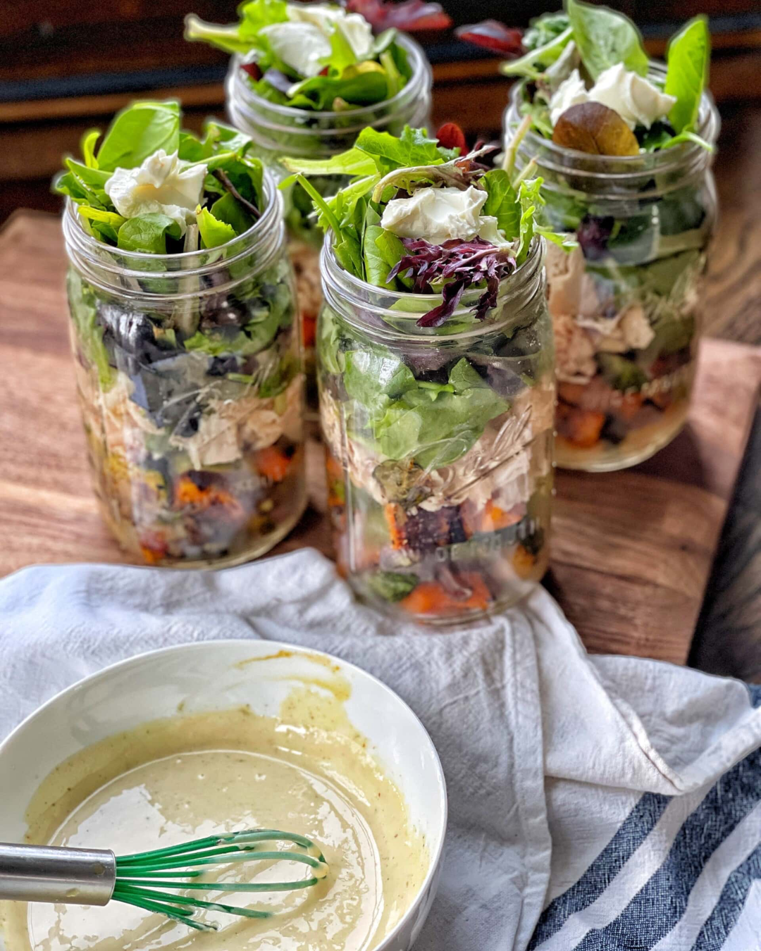 Ensalada rústica en tarro con salsa de mostaza y miel